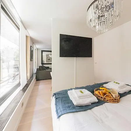 A Balcony Near The Eiffel Tower Paříž