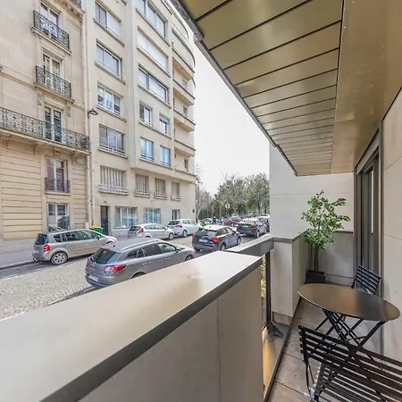 A Balcony Near The Eiffel Tower Apartmán *